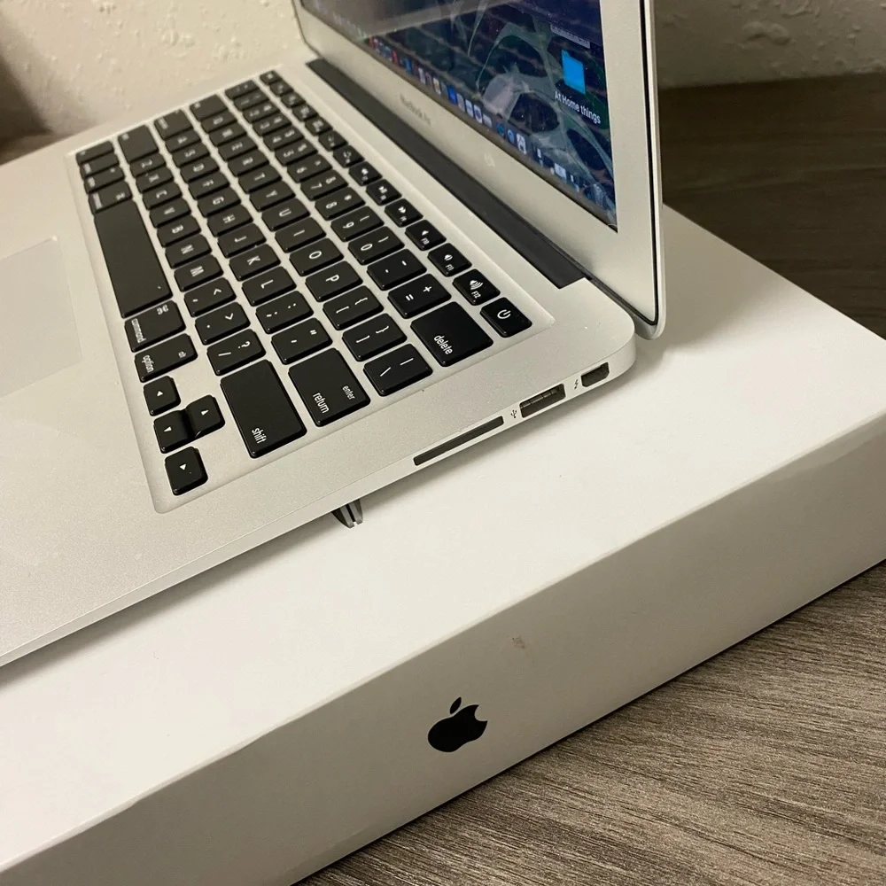 Apple MacBook Air - Sleek Silver Design